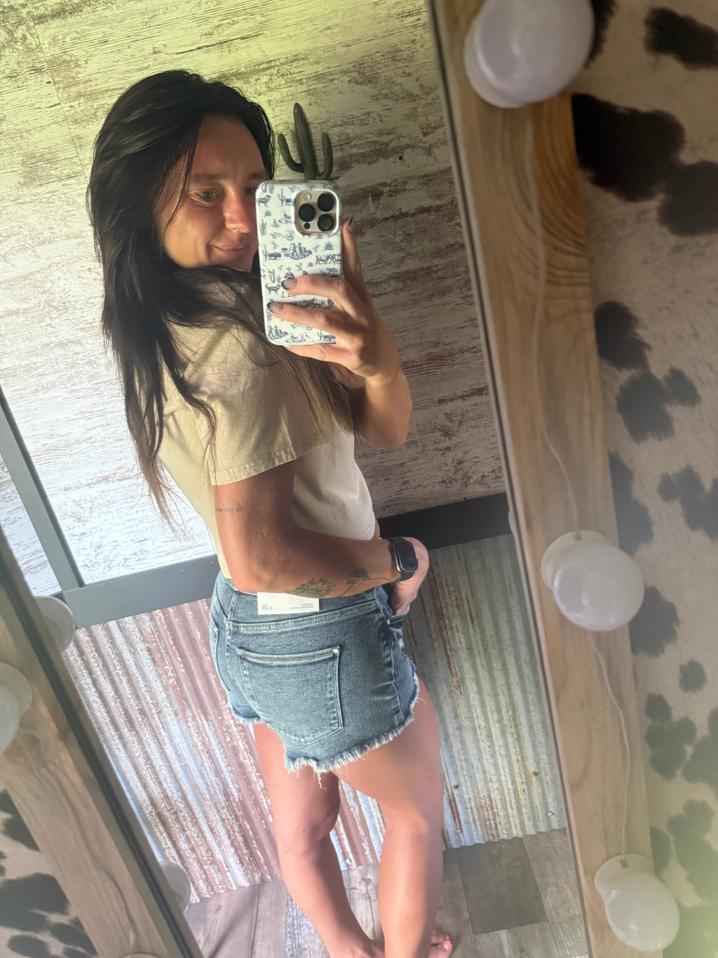 Shorts with frayed hem