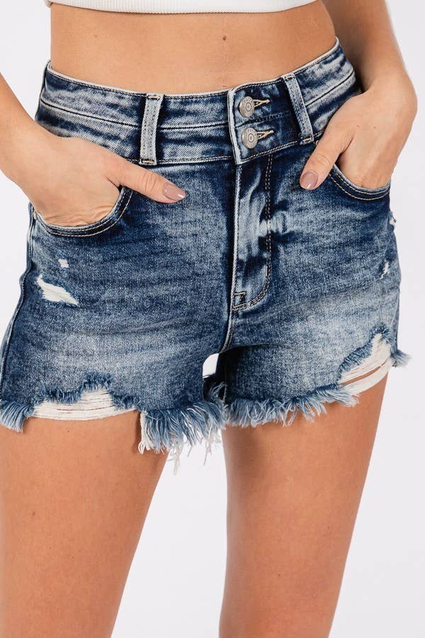 Shorts with frayed hem